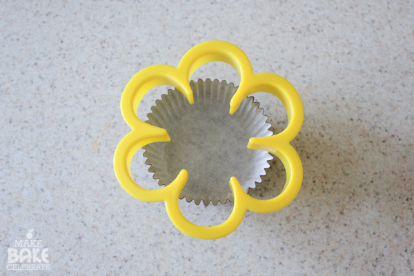 to similar  a flower  a a buttercream how cutter be on to  cupcakes use make would option flower Another to size icing in