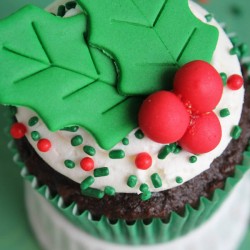 Deck the halls with boughs of holly {cupcakes}!